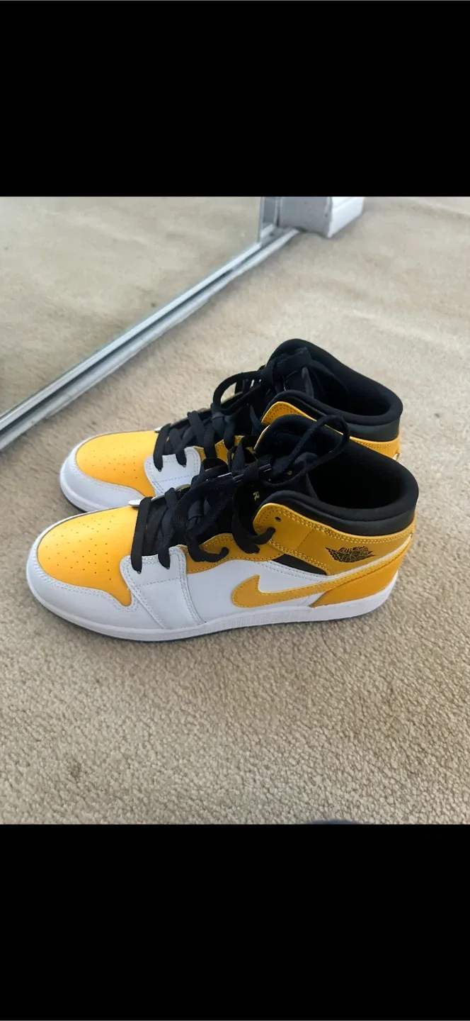 Nike Air Jordan 1 Mid image indicator(2)