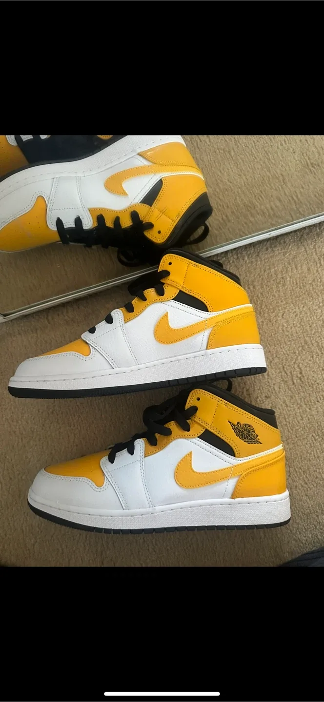 Nike Air Jordan 1 Mid image indicator(3)