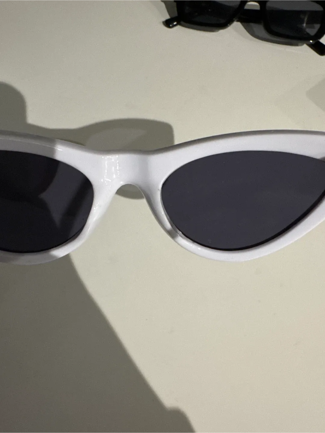 White Cat Eye Sunglasses image indicator(3)