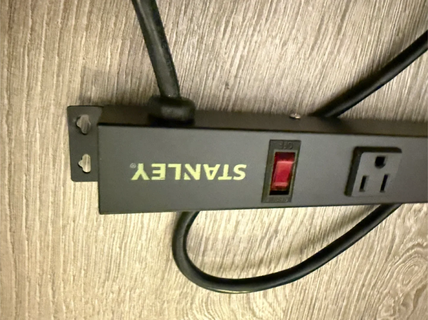 Stanley Power Bar Surge Protector image indicator(2)