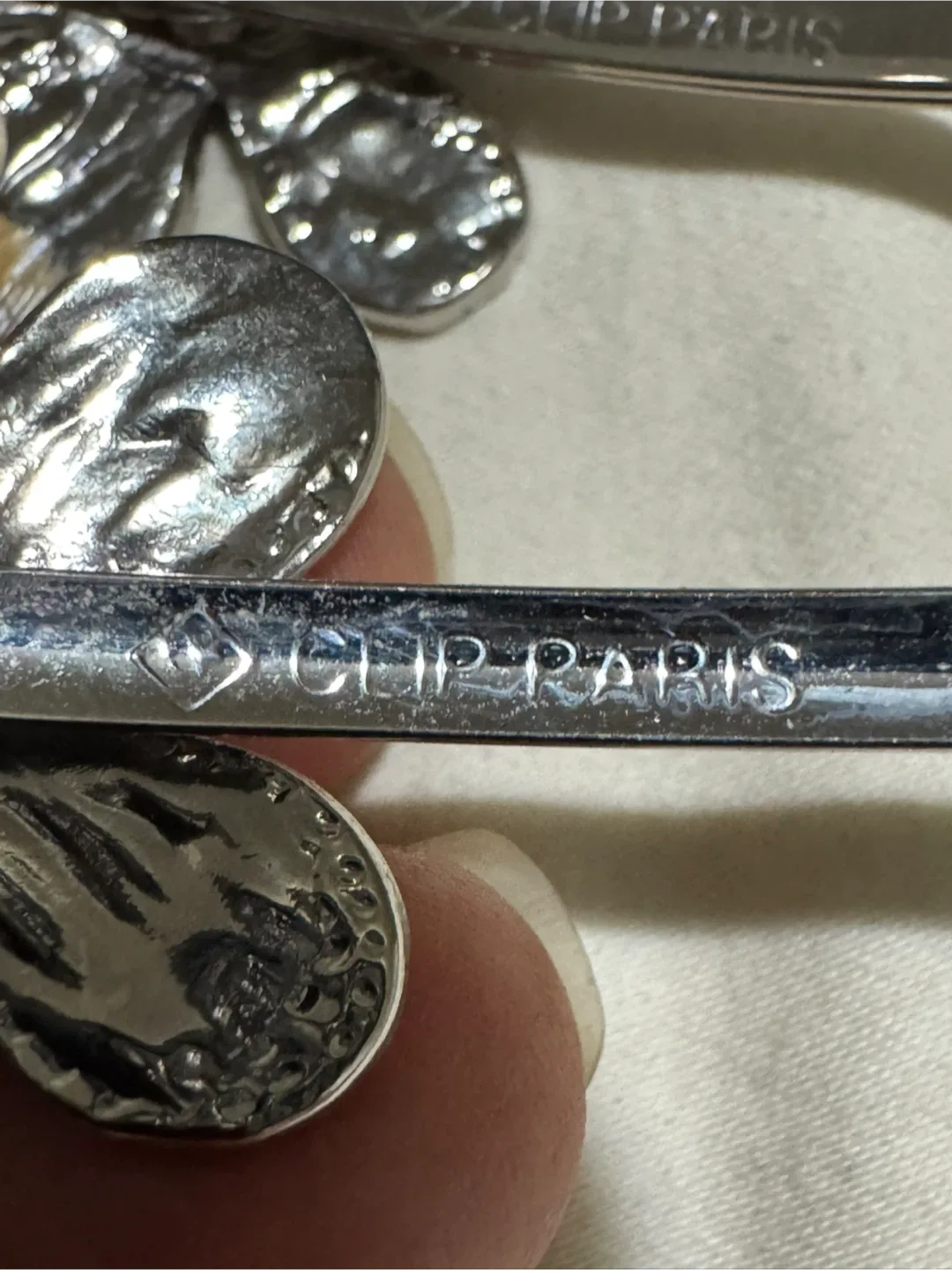 CLIP PARIS Flower Hair Clips - Set of 2 image indicator(3)