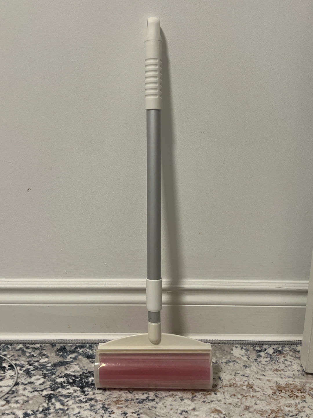 Reusable extendable lint roller with cap (new unused)