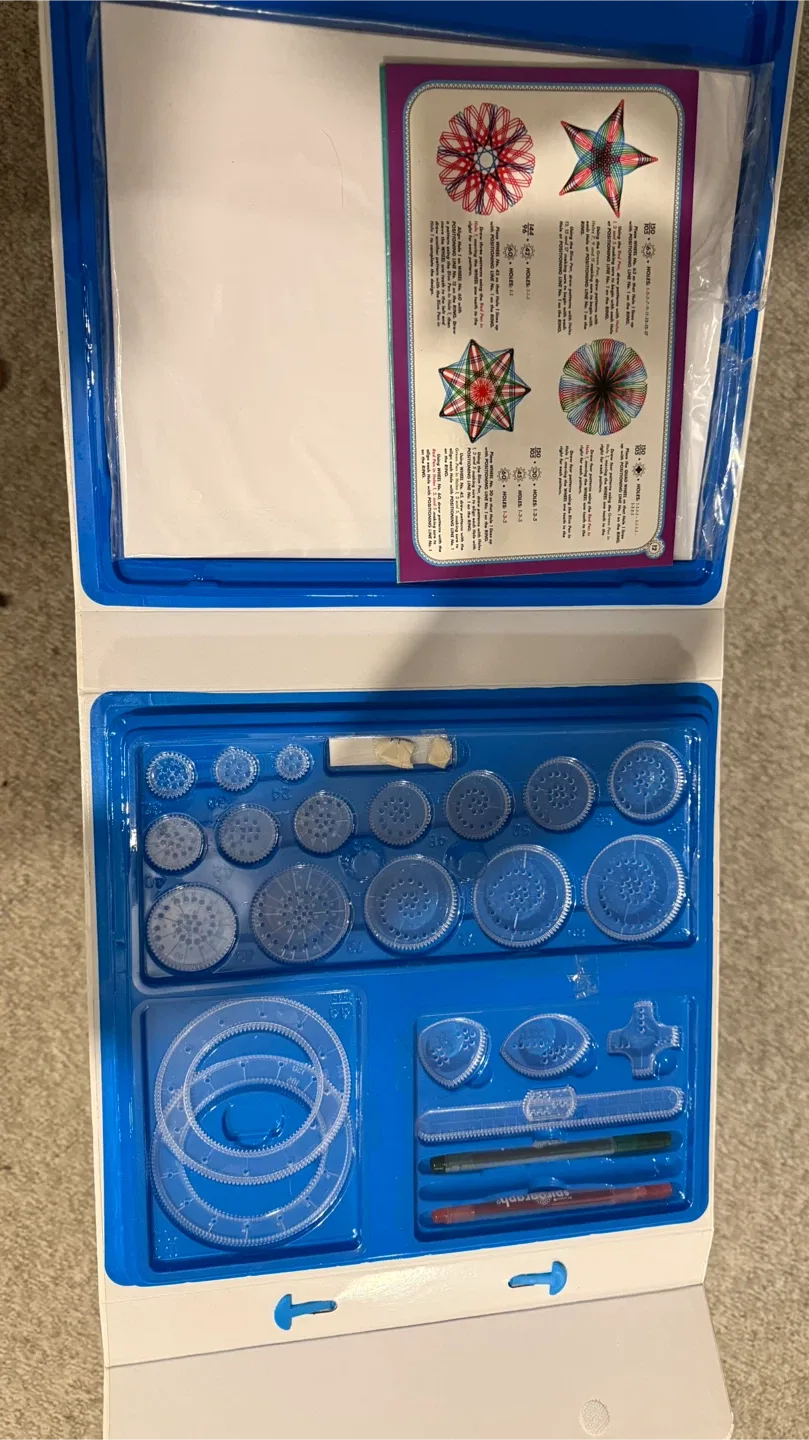 Spirograph Deluxe Design Set - Like New! image indicator(4)