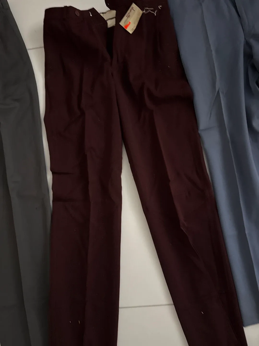 4 pants  for men  1 suéter   Pants - Size 28 image indicator(3)