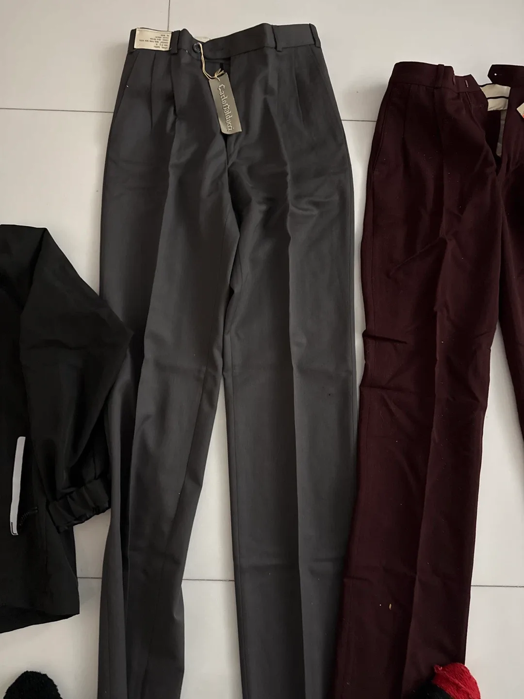 4 pants  for men  1 suéter   Pants - Size 28 image indicator(5)