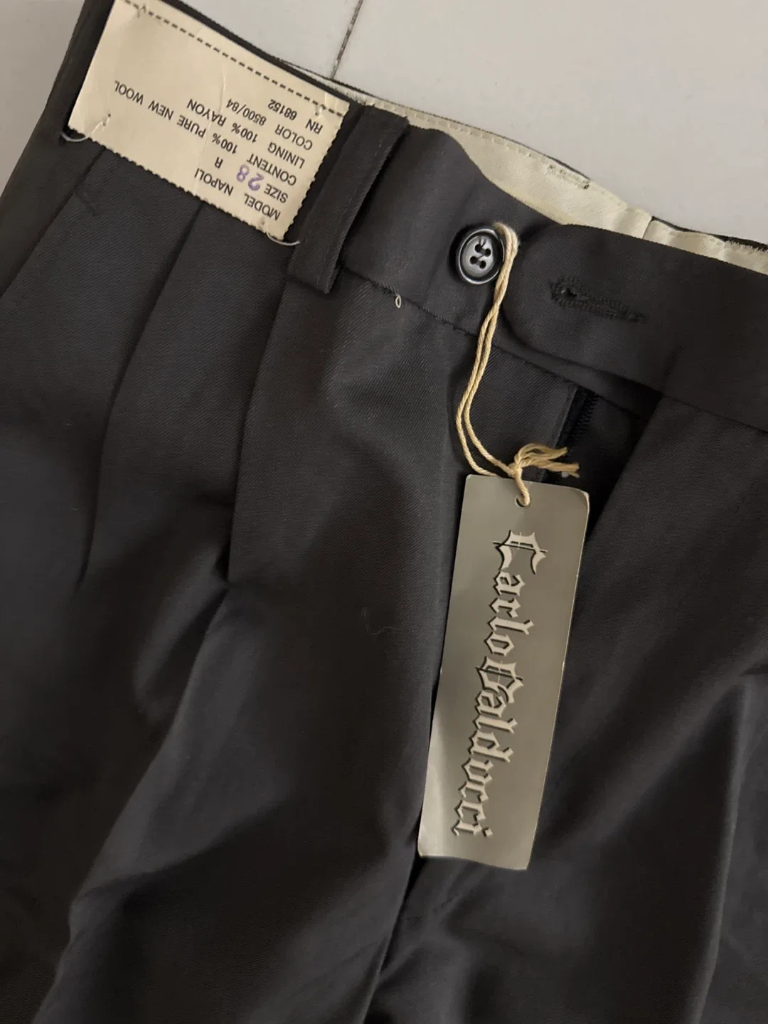 4 pants  for men  1 suéter   Pants - Size 28 image indicator(6)