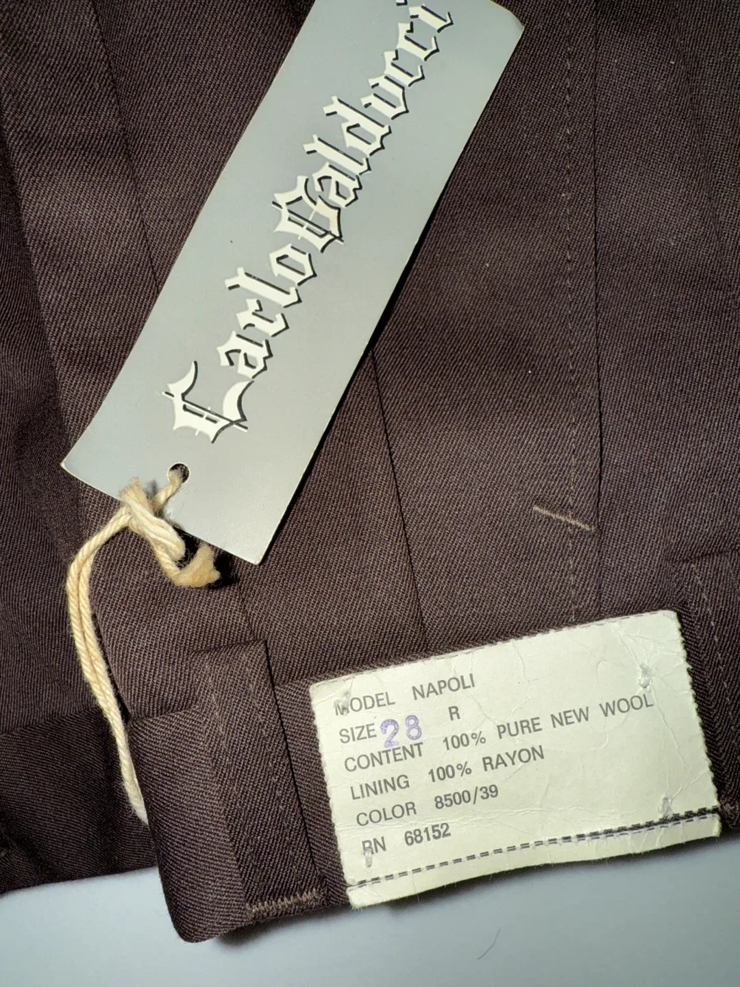 4 pants  for men  1 suéter   Pants - Size 28 image indicator(2)