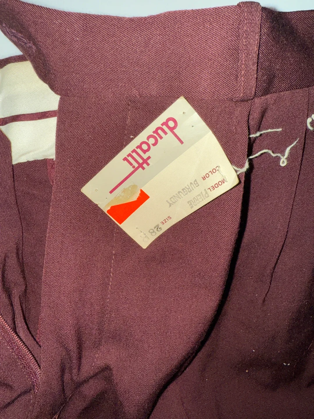 4 pants  for men  1 suéter   Pants - Size 28 image indicator(4)