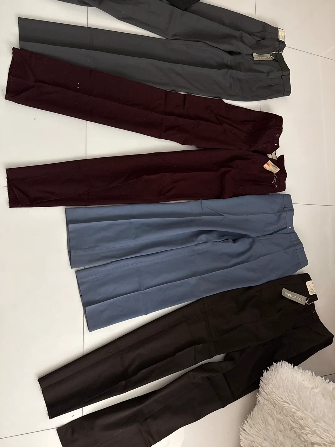 4 pants  for men  1 suéter   Pants - Size 28 image indicator(8)