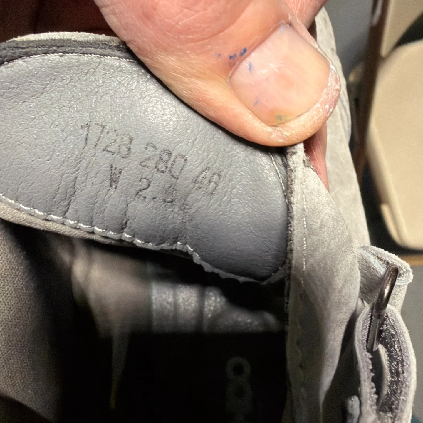 CLOHOO Gray Suede Boots image indicator(2)