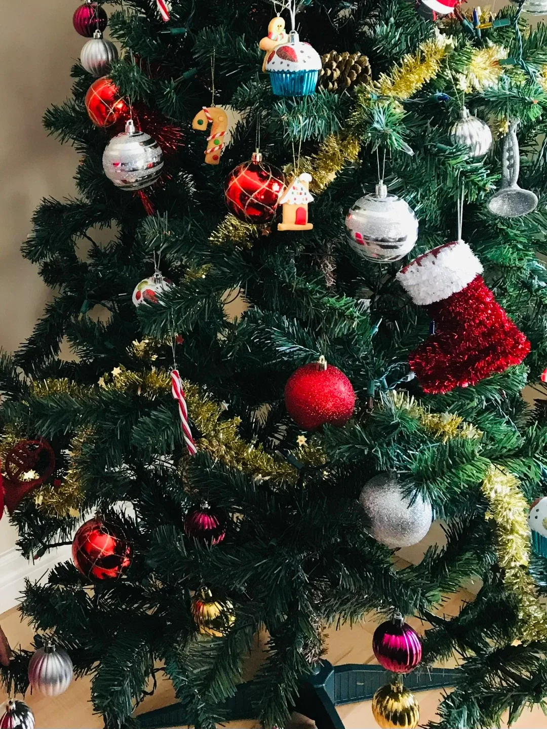 Christmas Tree + Ornaments image indicator(7)