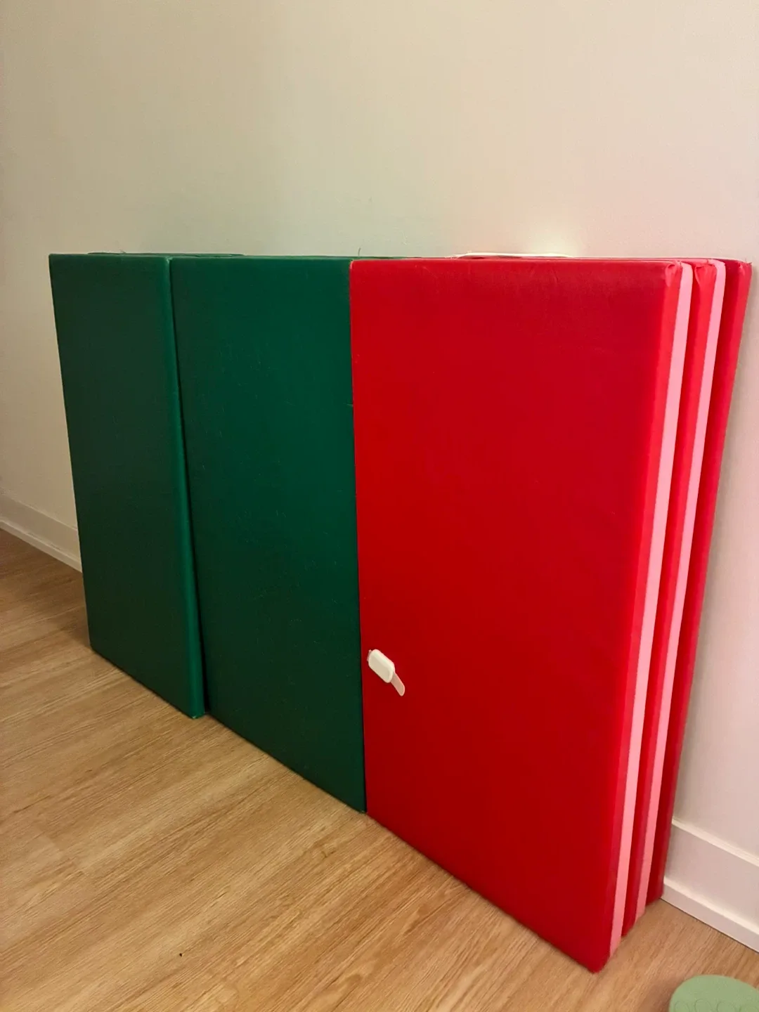 IKEA PLUFSIG Folding Gym Mat - Green*1 Red*1 image indicator(2)