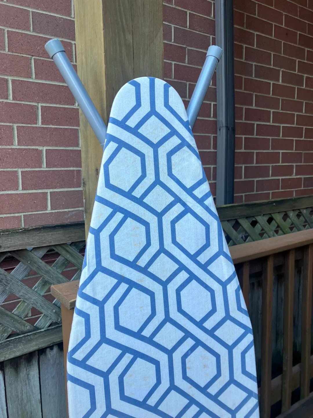 Adjustable Height Metal Ironing Board - Excellent Condition image indicator(2)