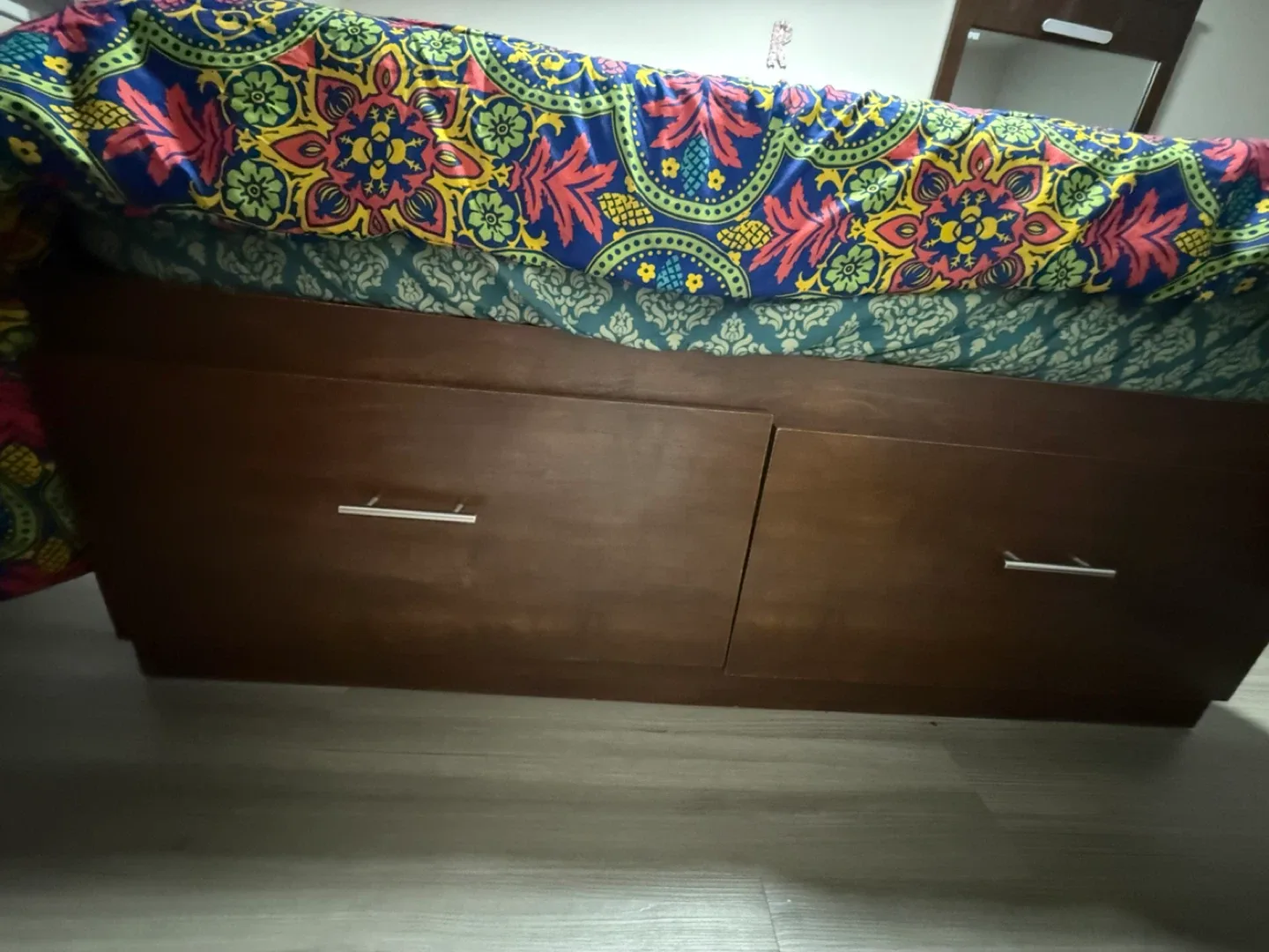 Wooden queen bedroom set image indicator(7)