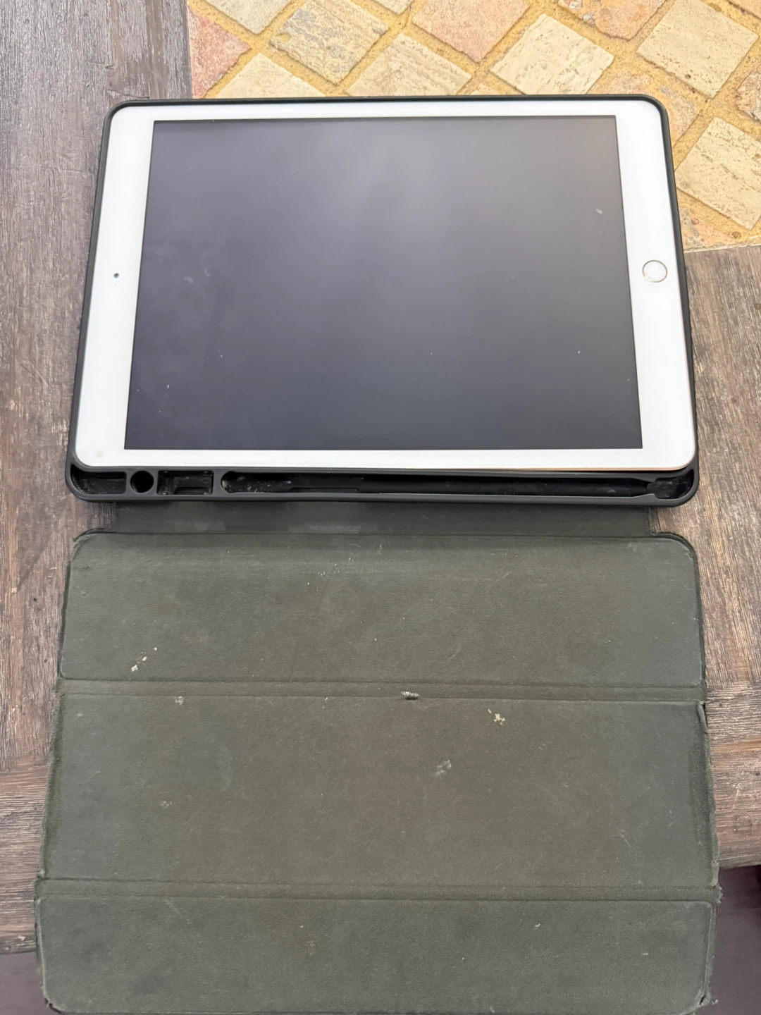iPad with Case - photo 2