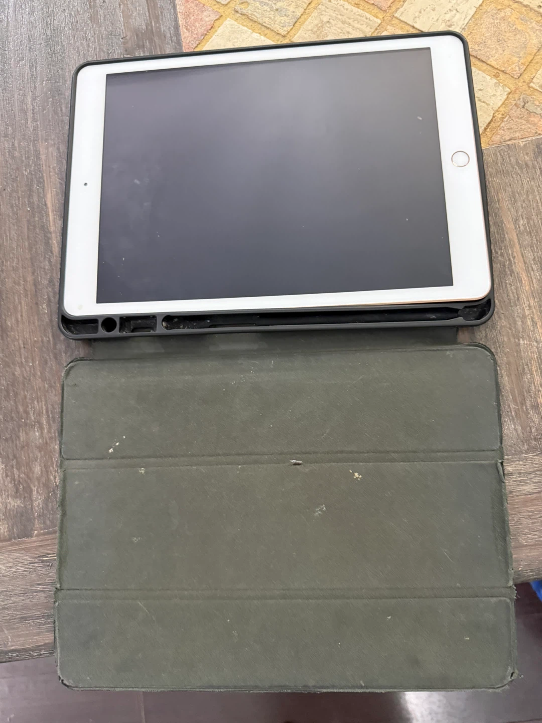 iPad with Case - photo 3