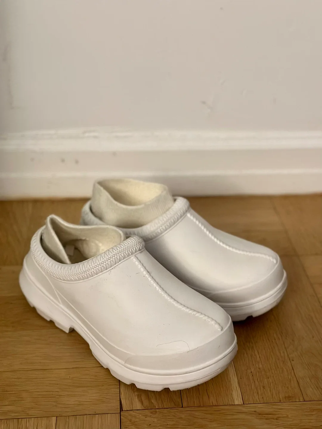 UGG White cute clogs for women (size: US 7 ) image indicator(4)