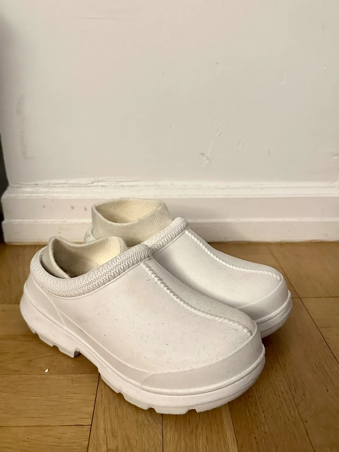 UGG White cute clogs for women (size: US 7 ) image indicator(3)
