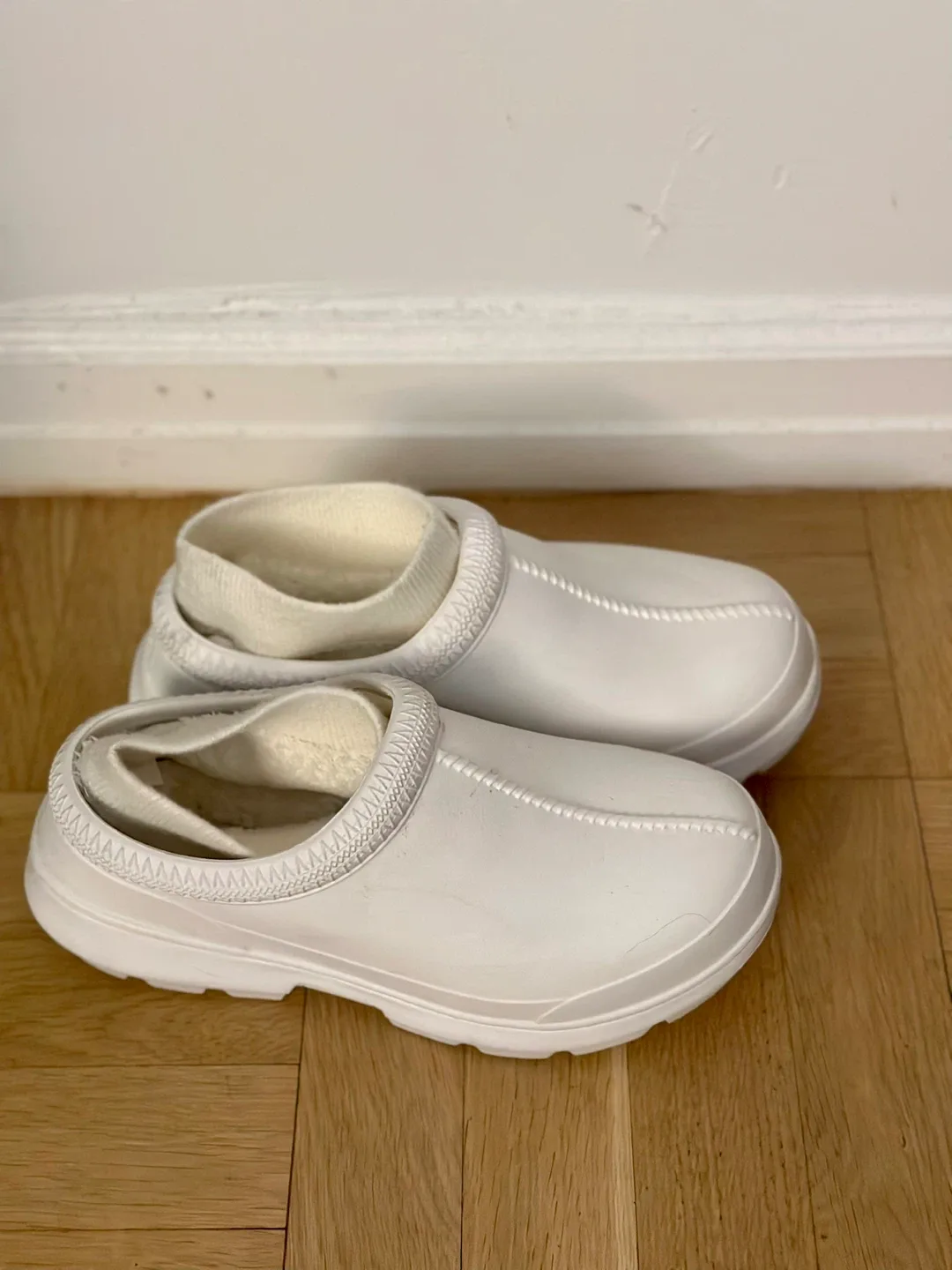 UGG White cute clogs for women (size: US 7 ) image indicator(2)