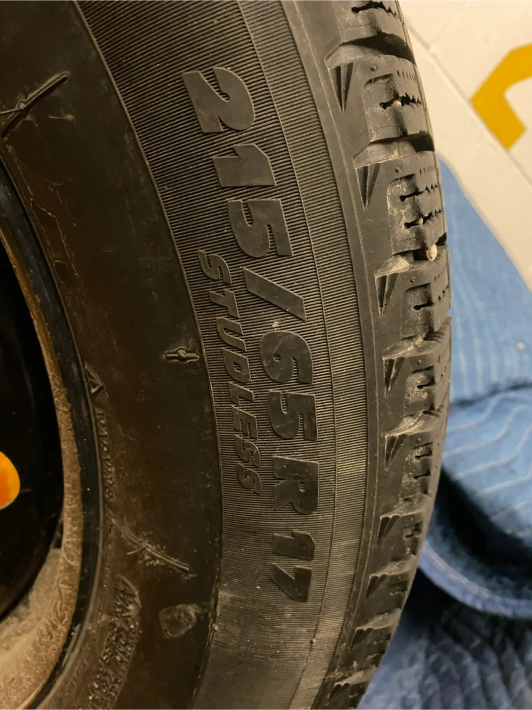 Michelin 215/65R17 Studless Tire image indicator(2)