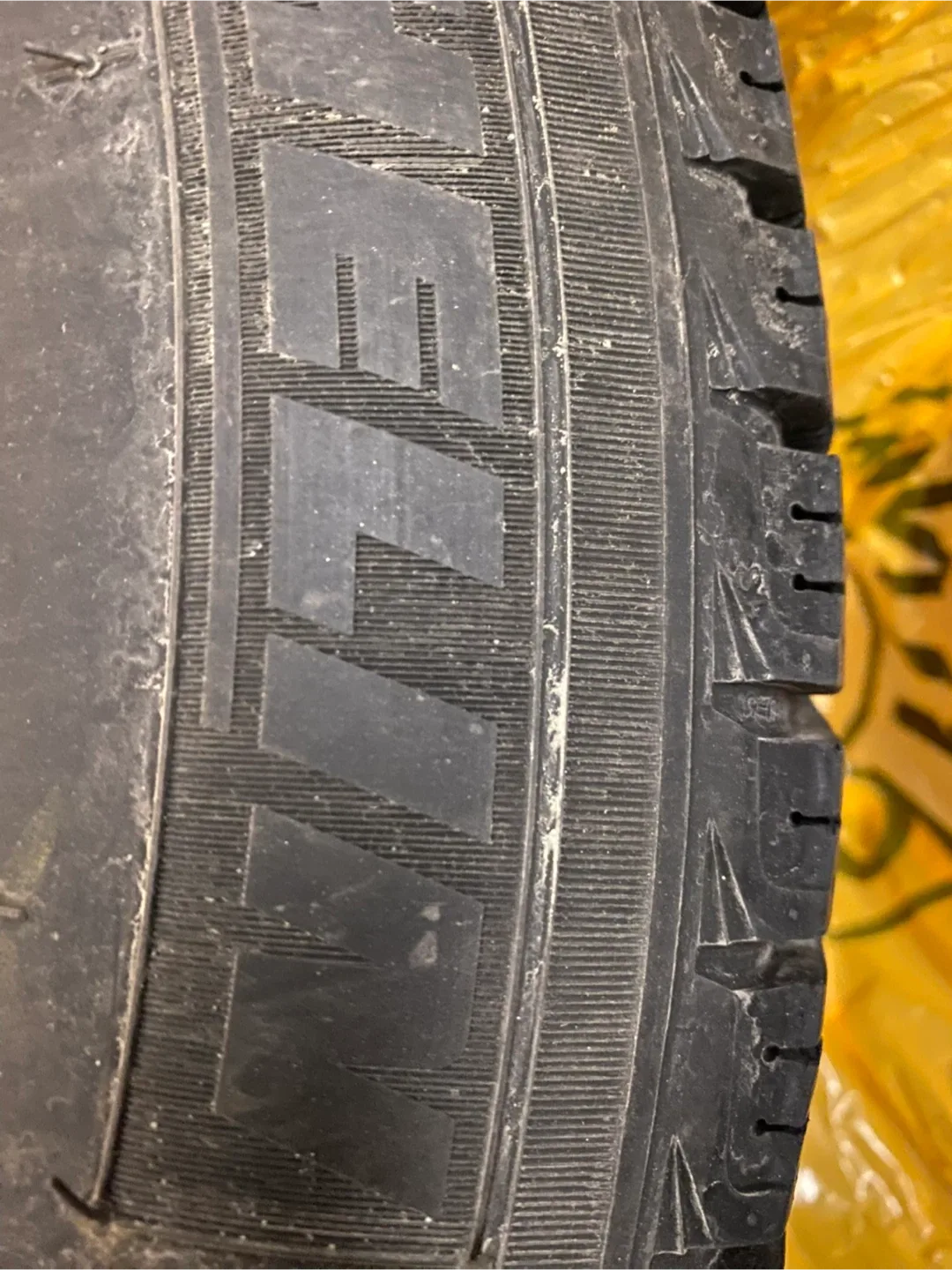 Michelin 215/65R17 Studless Tire image indicator(4)