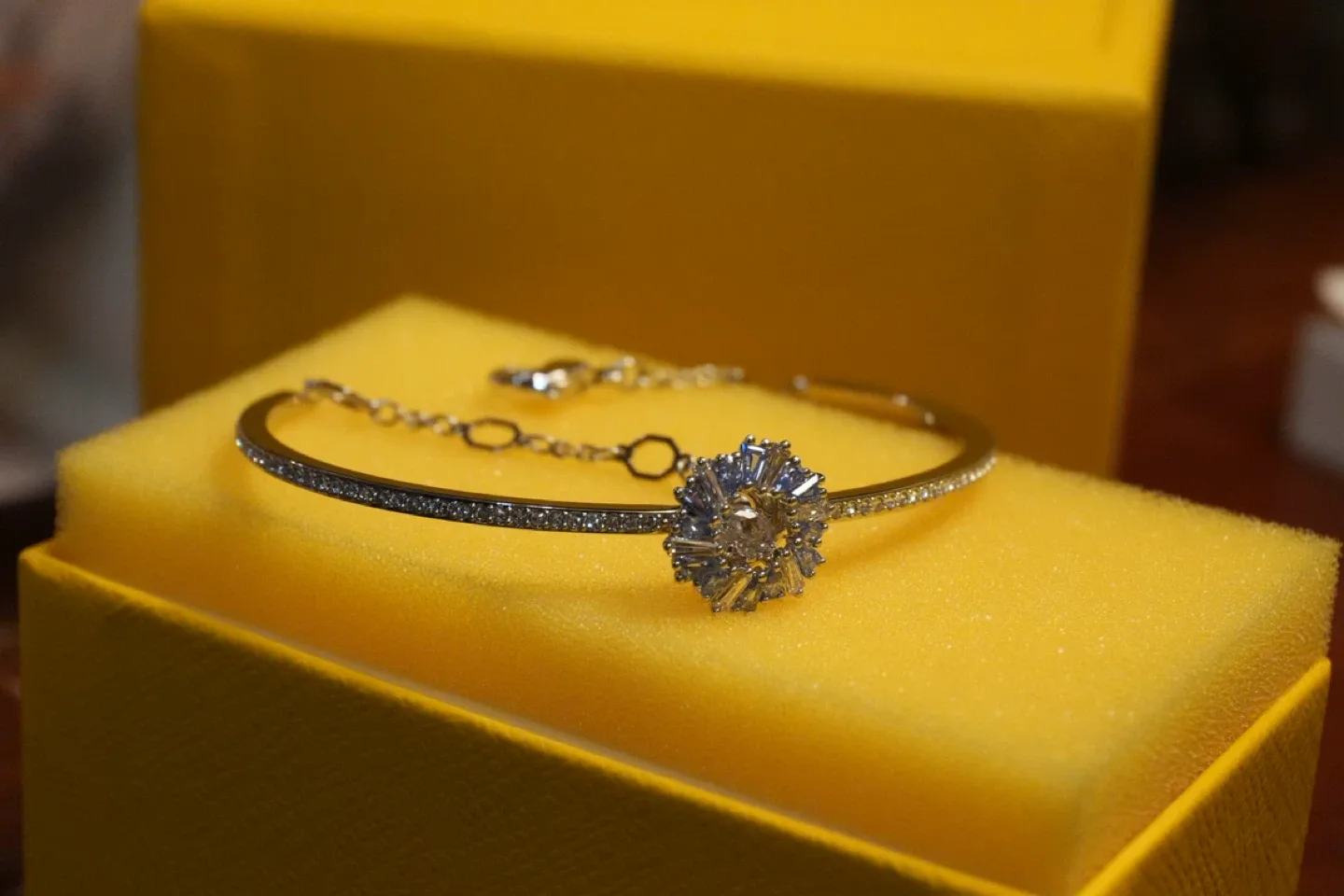 Swaroveski Idyllia bangle Blue Flower Bracelet image indicator(3)