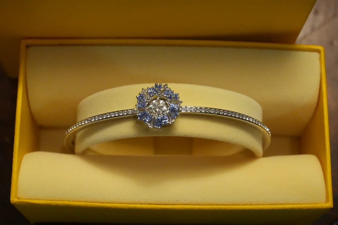 Swaroveski Idyllia bangle Blue Flower Bracelet image indicator(2)