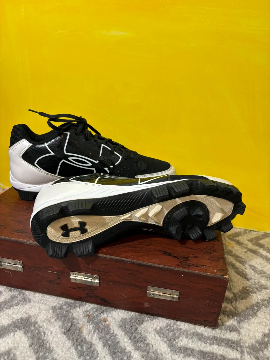 Under Armour Black/White Baseball Cleats - Size 10.5 image indicator(2)