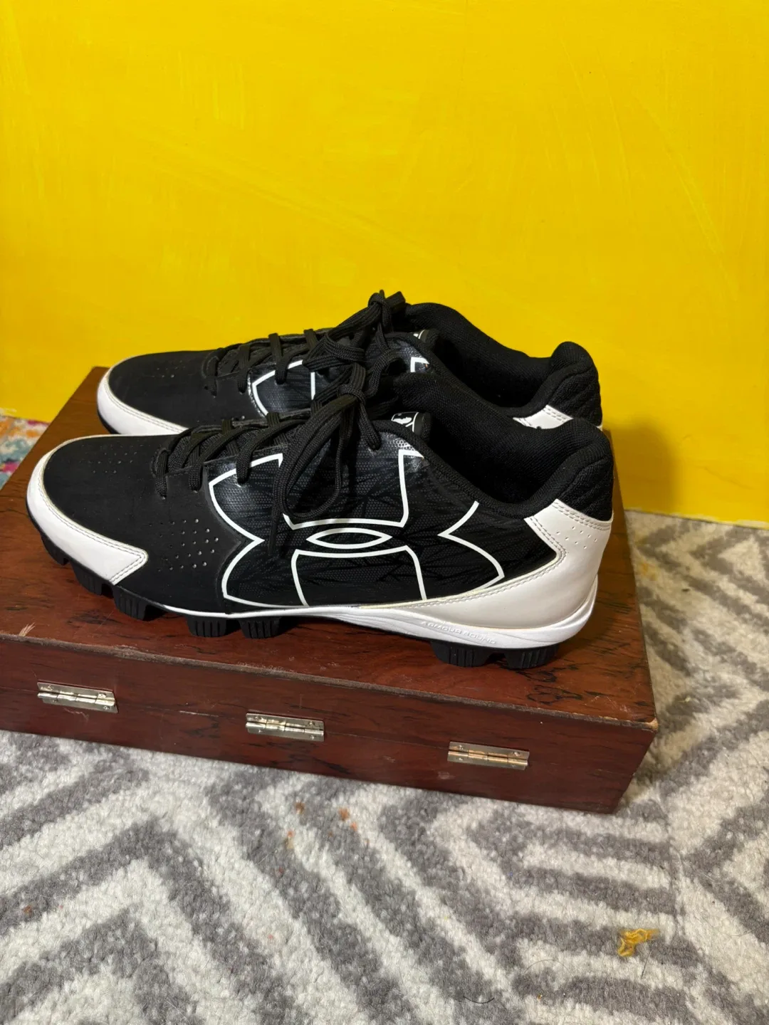 Under Armour Black/White Baseball Cleats - Size 10.5 image indicator(3)