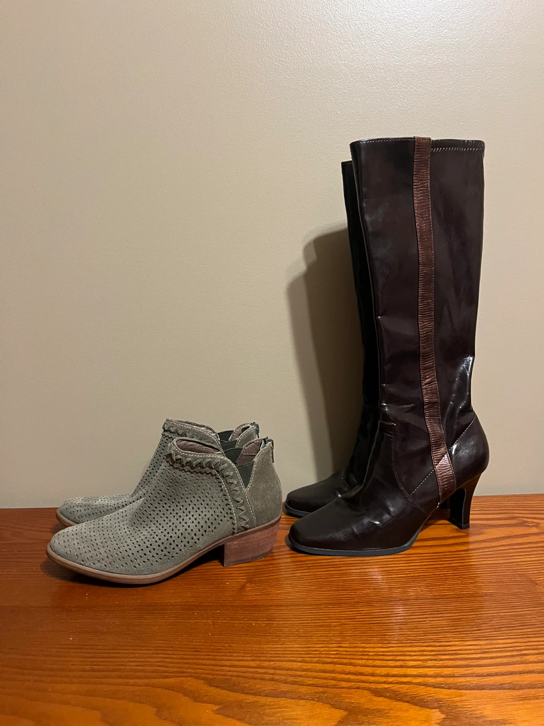 LADIES BOOTS (Size 7)