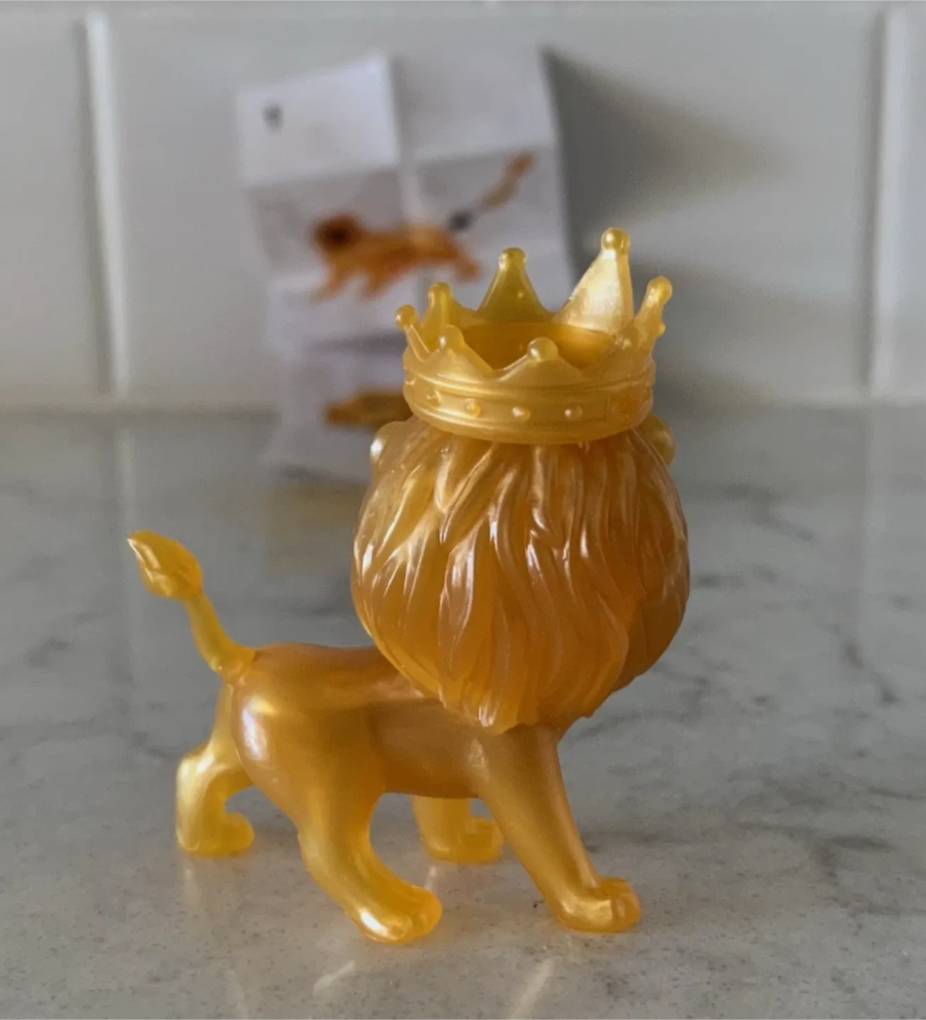 Zuru Gumi Yum Wildlife Ultra RARE GOLD LION 2025 With Crown image indicator(2)