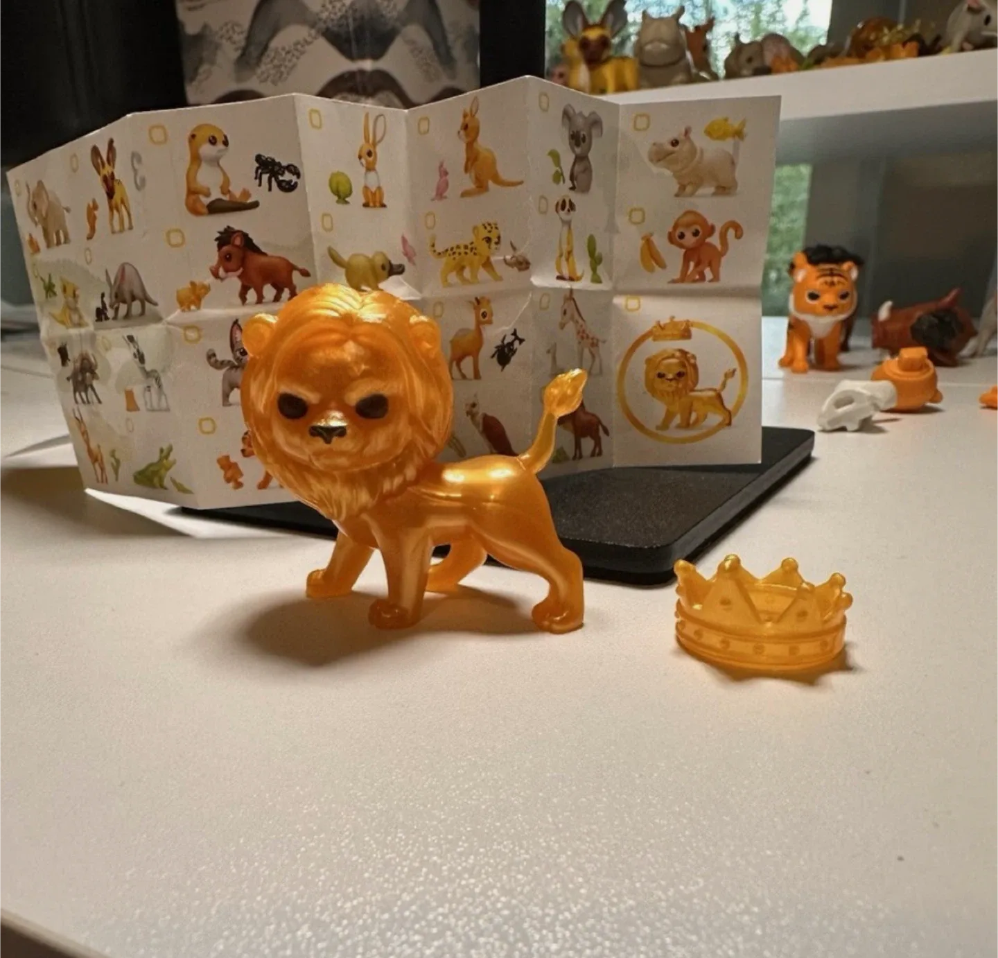 Zuru Gumi Yum Wildlife Ultra RARE GOLD LION 2025 With Crown image indicator(4)