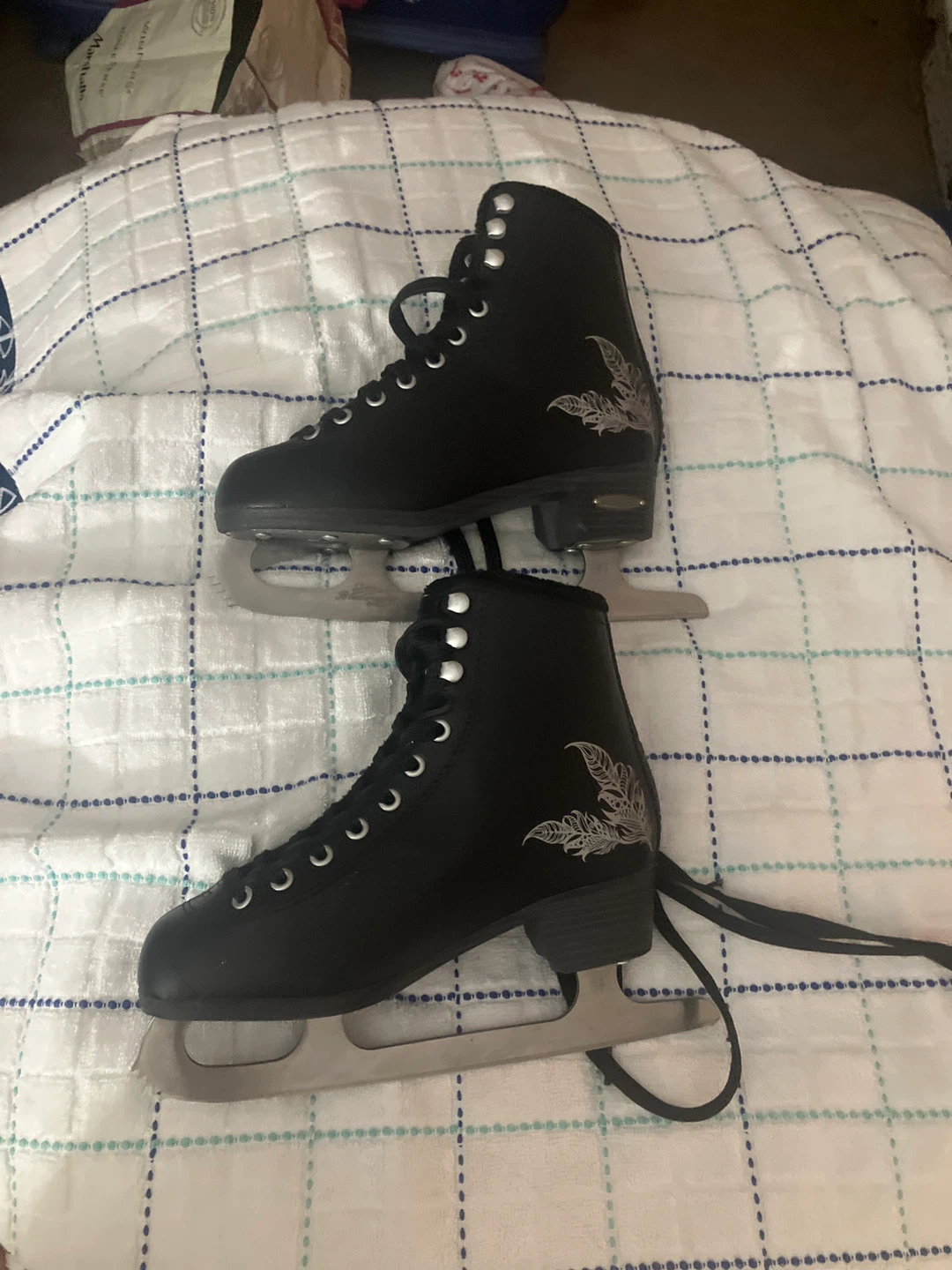 Black Figure Ice Skates. size (girl 5)