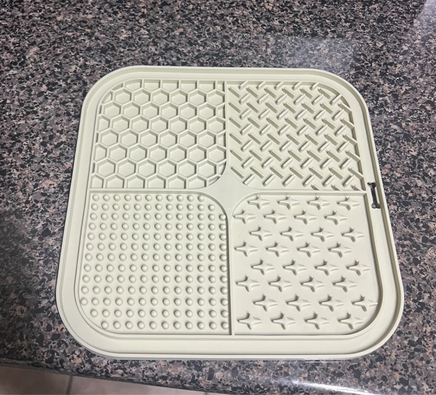 Pet Slow Feeding Silicone Lick Mat image indicator(2)