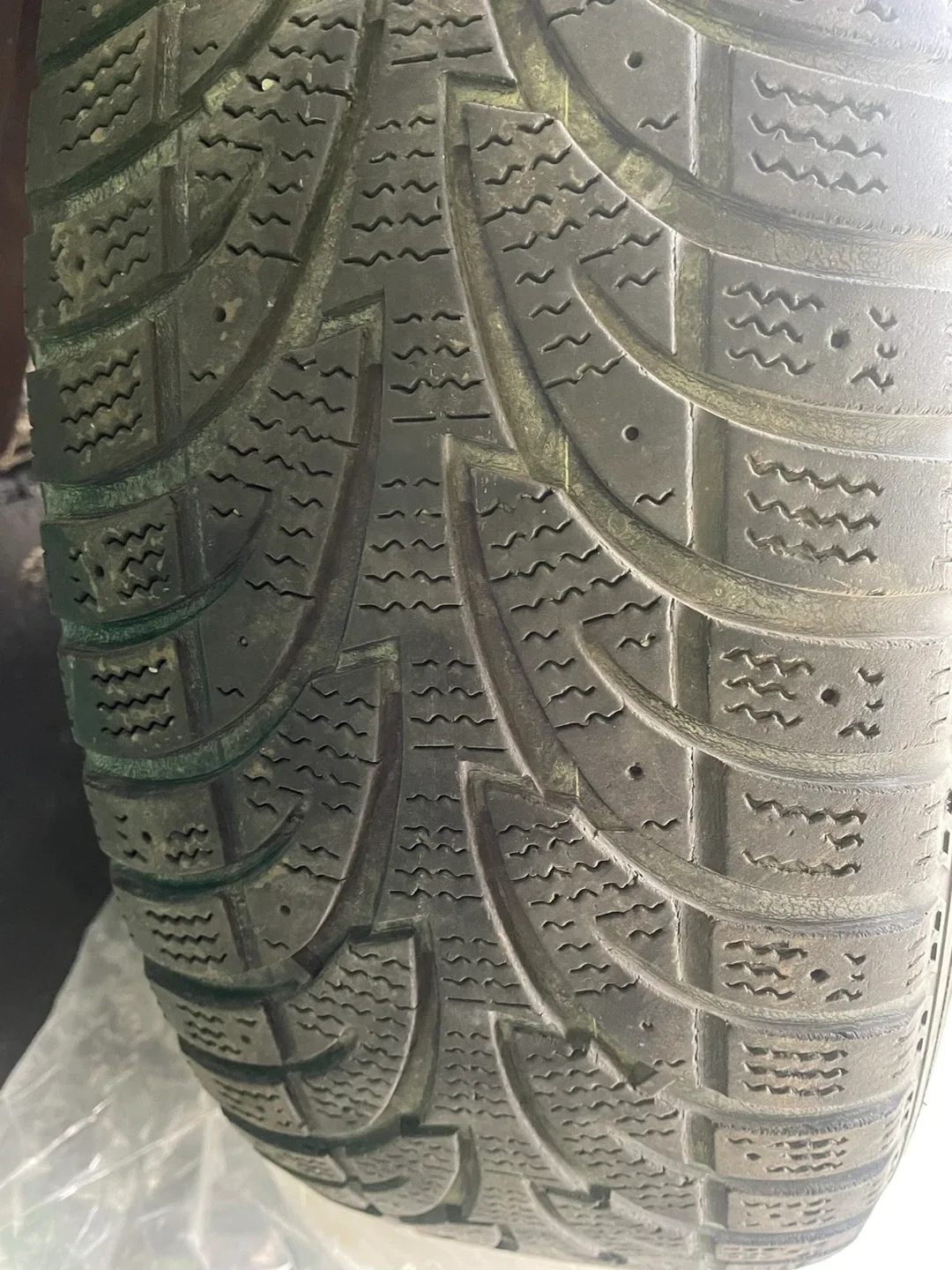 4-Winter Claw Snow Tires- 215/65R16 image indicator(2)