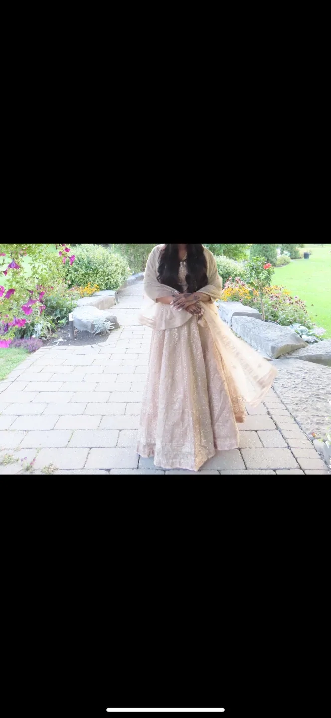 Gold lehenga image indicator(2)