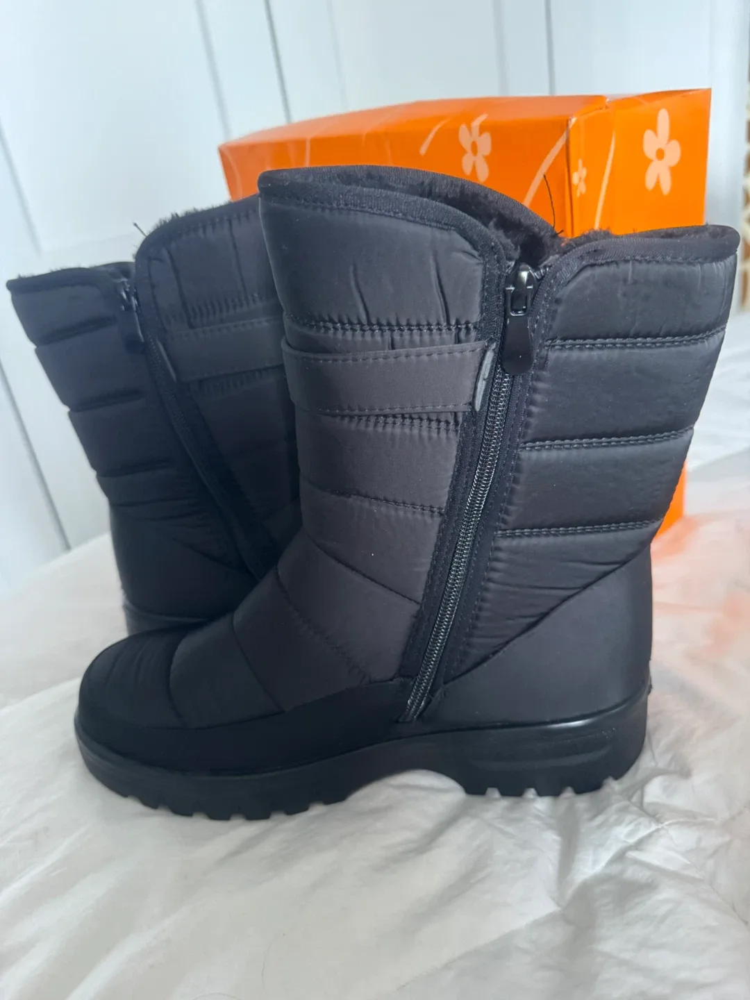 Brand New Ladies Size 9 Winter Boots in Box never Worn image indicator(2)