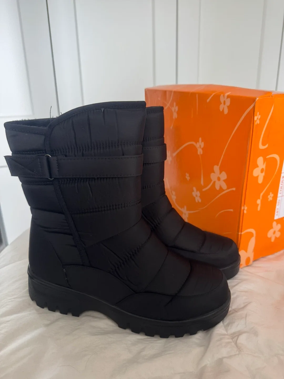 Brand New Ladies Size 9 Winter Boots in Box never Worn image indicator(6)