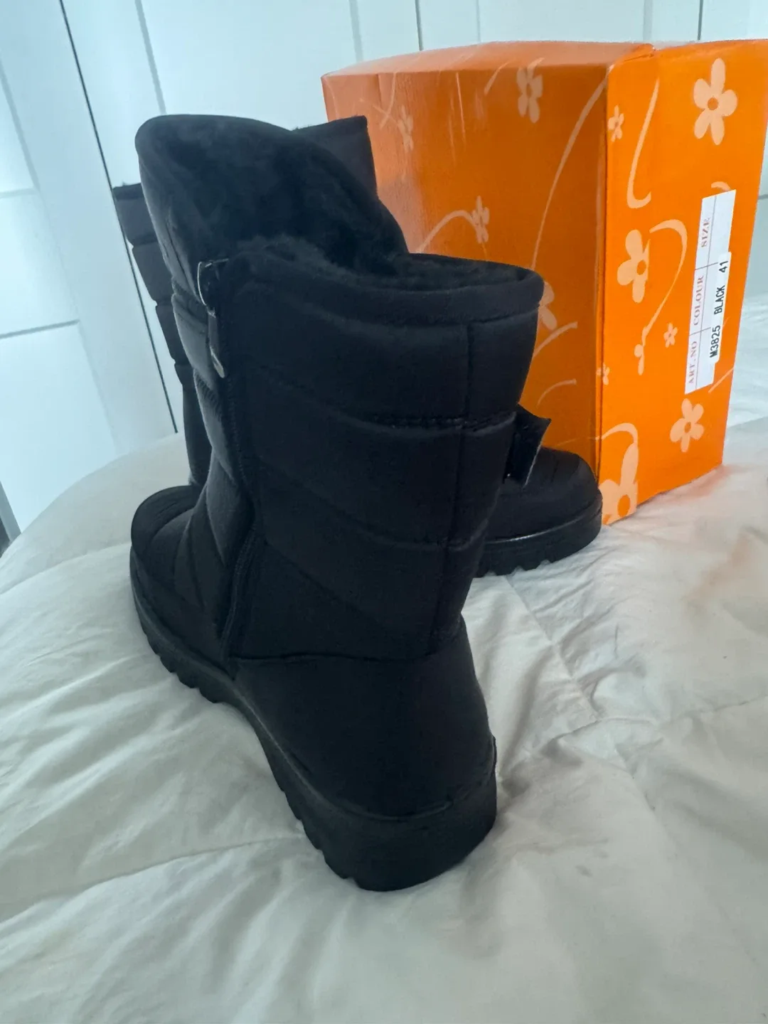 Brand New Ladies Size 9 Winter Boots in Box never Worn image indicator(5)