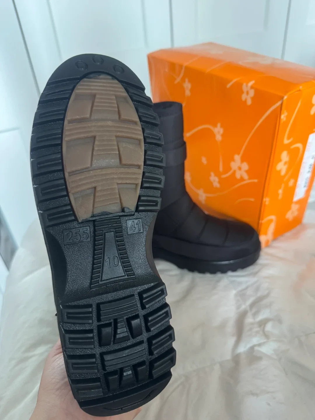 Brand New Ladies Size 9 Winter Boots in Box never Worn image indicator(4)