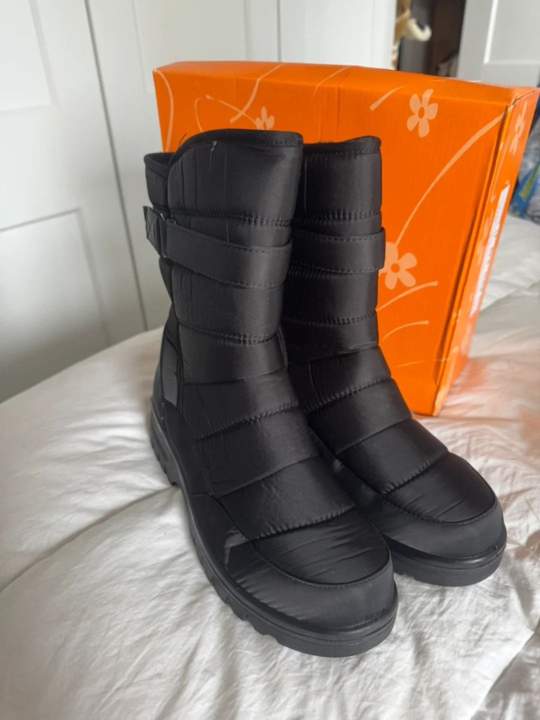 Brand New Ladies Size 9 Winter Boots in Box never Worn image indicator(8)