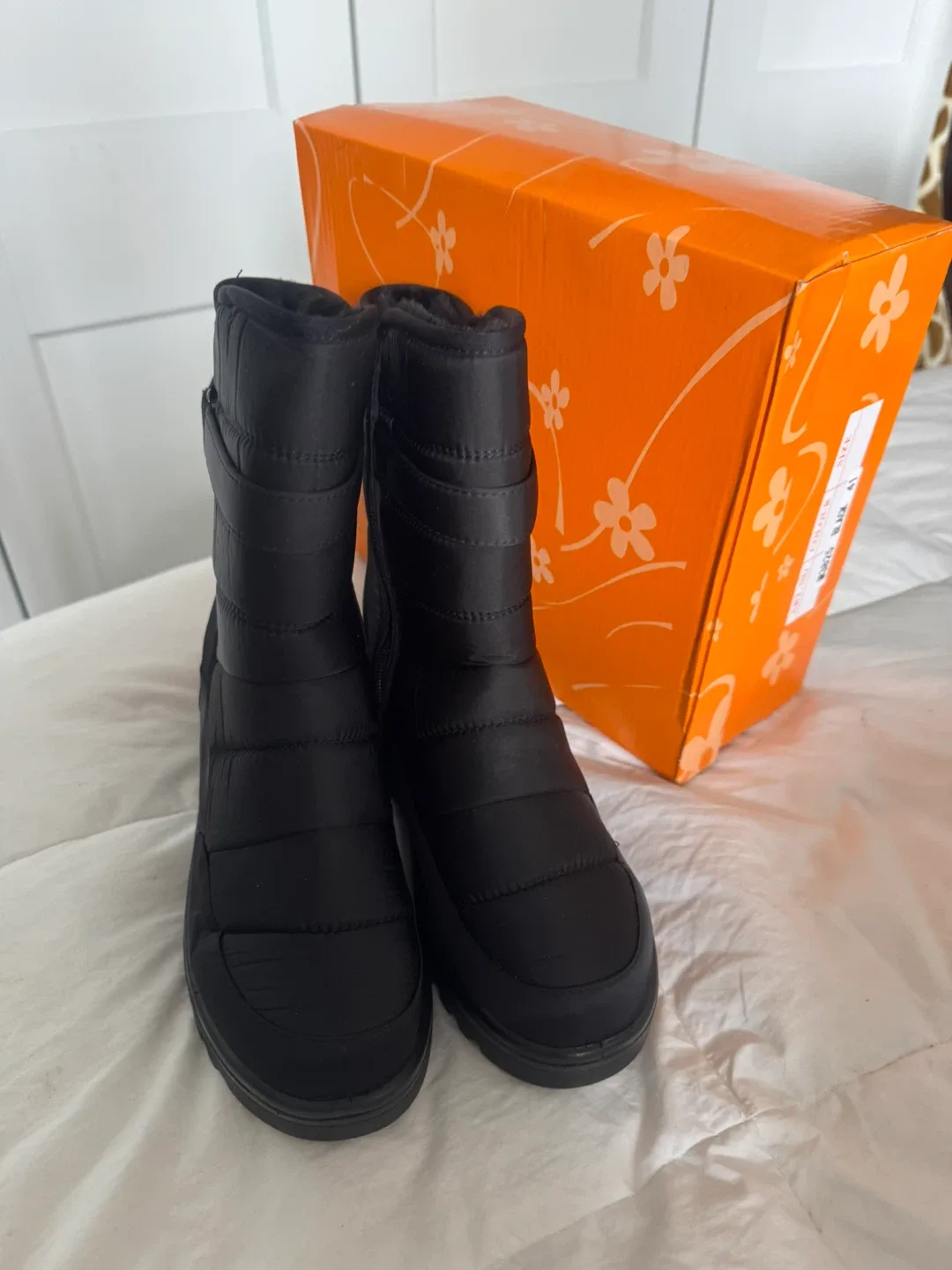 Brand New Ladies Size 9 Winter Boots in Box never Worn image indicator(9)