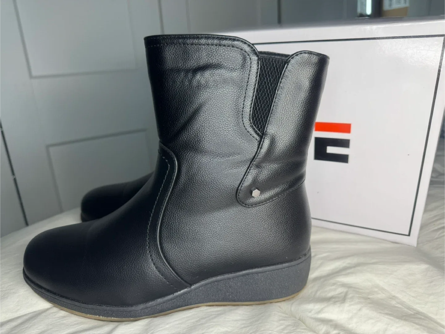 Brand New Ladies Size 8.5 Winter Boots in Box never Worn image indicator(5)