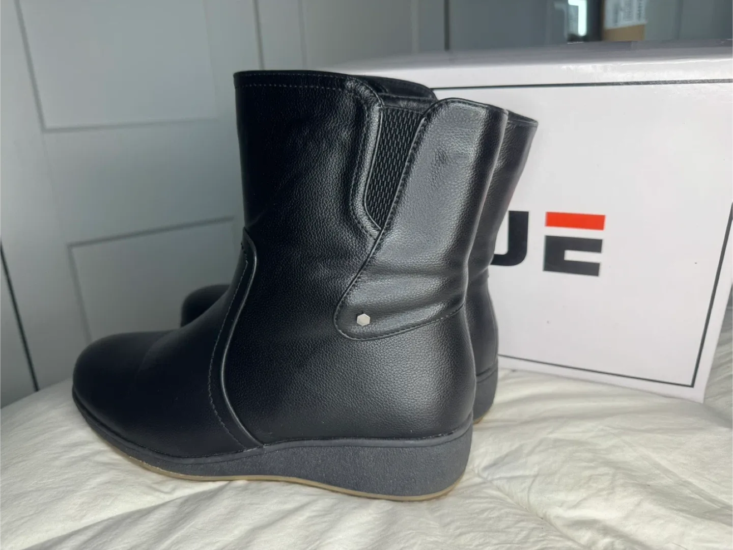 Brand New Ladies Size 8.5 Winter Boots in Box never Worn image indicator(4)