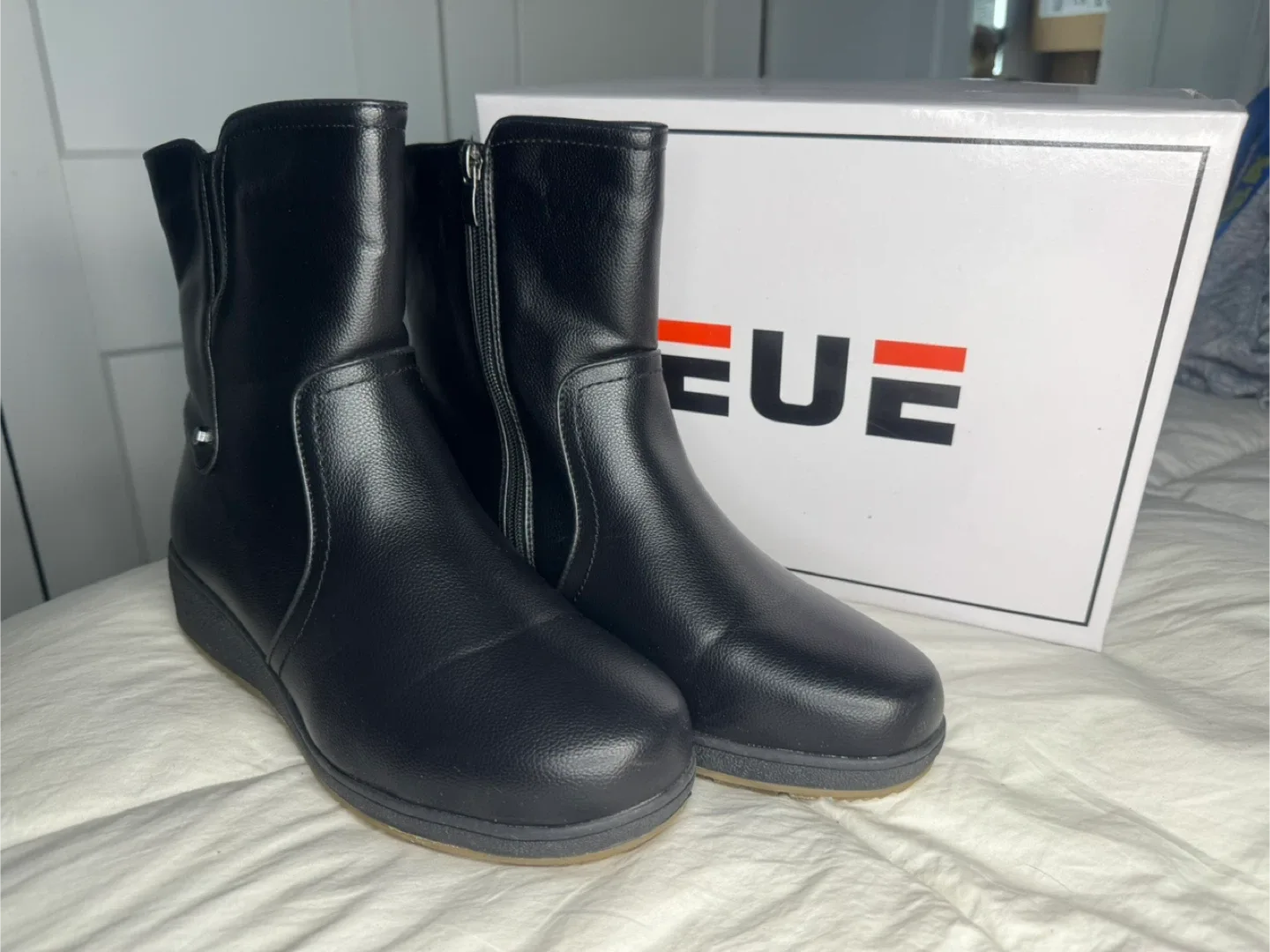 Brand New Ladies Size 8.5 Winter Boots in Box never Worn image indicator(2)