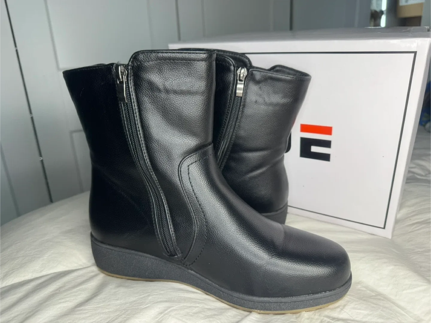 Brand New Ladies Size 8.5 Winter Boots in Box never Worn image indicator(6)
