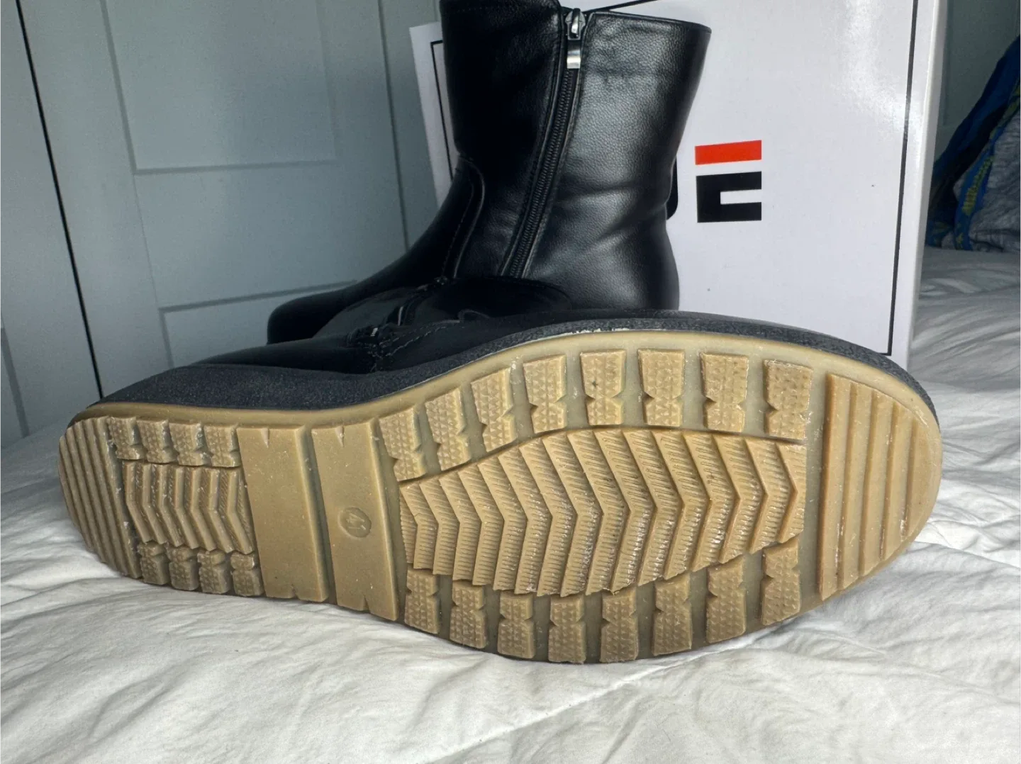 Brand New Ladies Size 8.5 Winter Boots in Box never Worn image indicator(7)