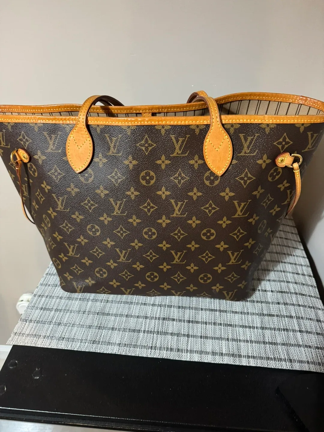 Louis Vuitton Neverfull MM Tote Bag image indicator(5)