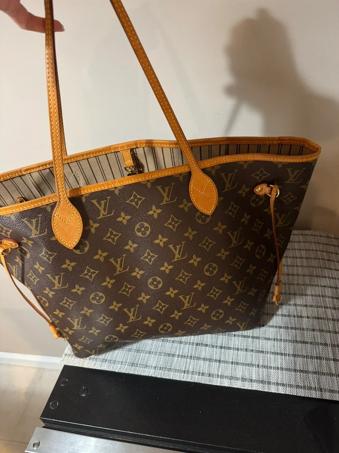 Louis Vuitton Neverfull MM Tote Bag image indicator(6)