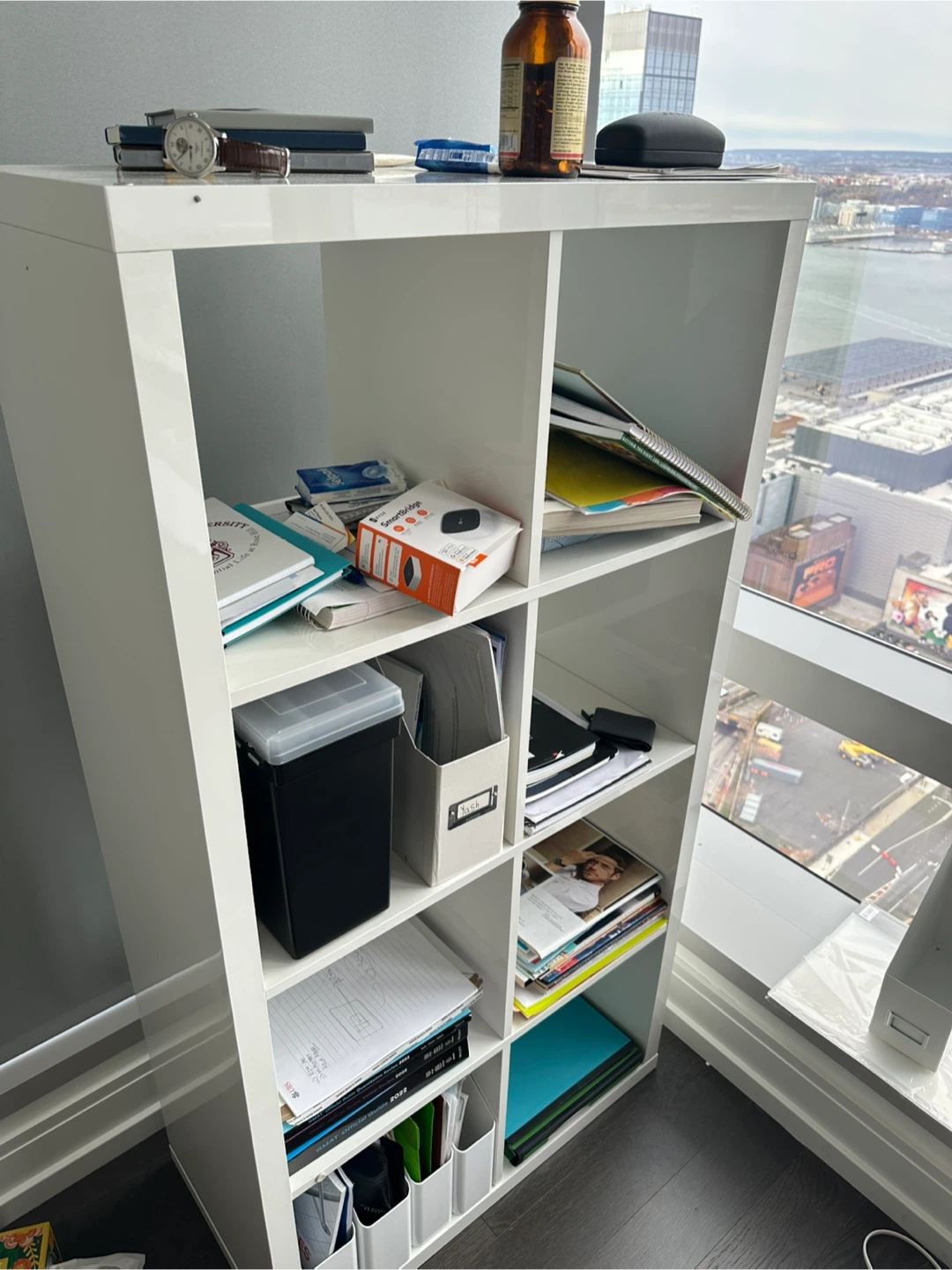 Premium White CUBE shelf in High Gloss finish